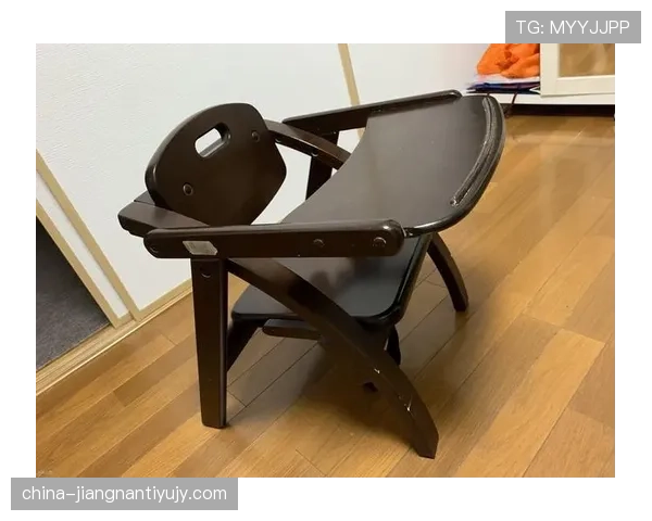 郑思维训练完直接去接娃，球拍放婴儿车里当玩具